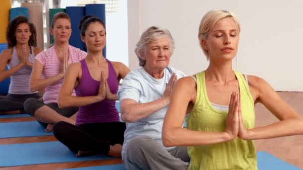Yogaklass i fitnesstudio — Stockvideo