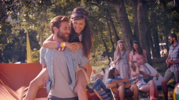 Hipster pareja divirtiéndose en el camping — Vídeos de Stock