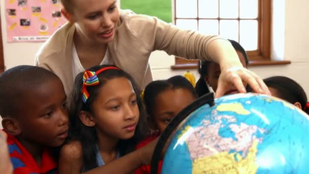 Enseignant regardant le globe avec les élèves — Video