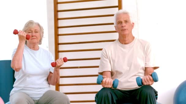 Active seniors lifting hand weights — Stock Video