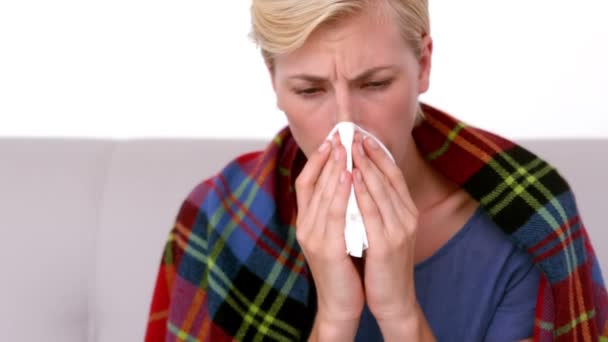 Malade blonde soufflant du nez — Video