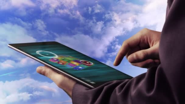 Zakenman gebruik van Tablet PC voor het weergeven van holografische apps — Stockvideo