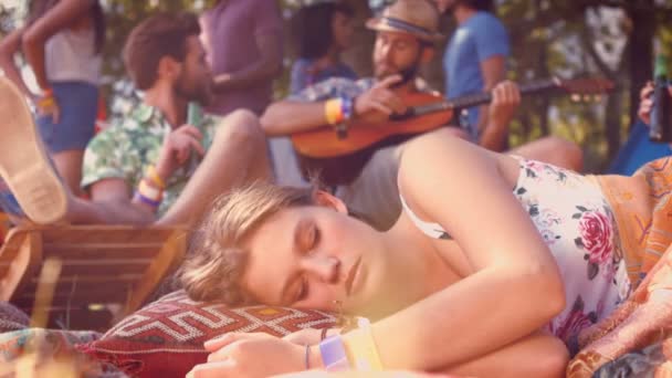 Hübscher Hipster entspannt auf dem Campingplatz — Stockvideo