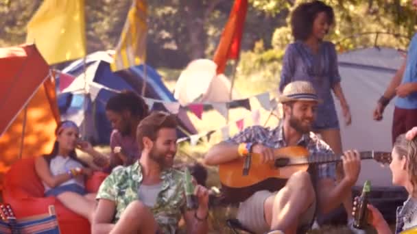Bastante hipster relajarse en el camping — Vídeo de stock