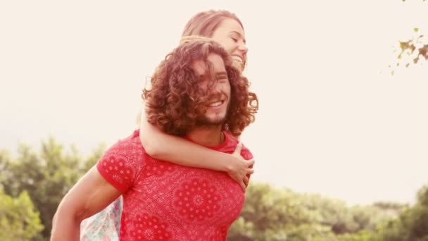 Bonito casal no parque — Vídeo de Stock