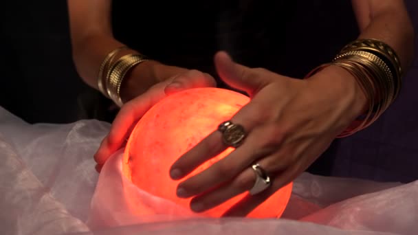 Fortune teller met behulp van crystal ball — Stockvideo