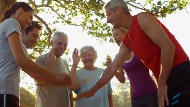 Fitness gruppen jublar i parken — Stockvideo