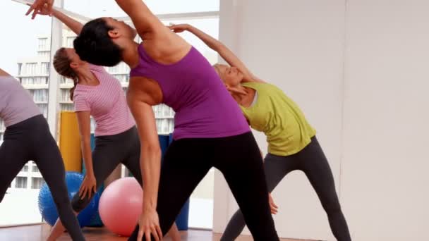 Zajęcia jogi w fitness studio — Wideo stockowe