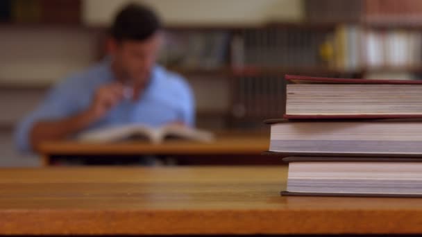 Bibliotecario trabajando en la biblioteca — Vídeos de Stock