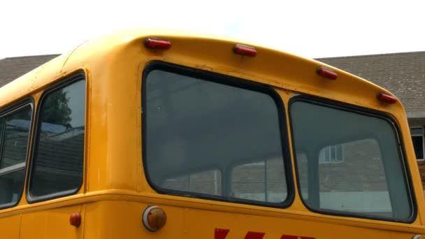 Ученики показывают большие пальцы вверх на автобусе — стоковое видео