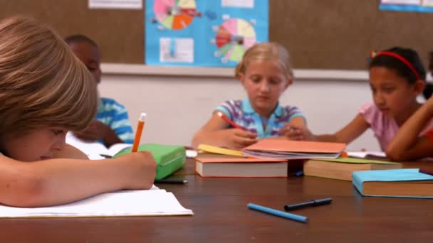 Schattig leerlingen praten in klasse — Stockvideo