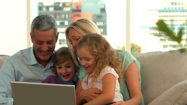Familj med TabletPC tillsammans — Stockvideo