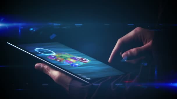 Biznesmen za pomocą tabletki aby wyświetlić aplikacje holograficzne — Wideo stockowe