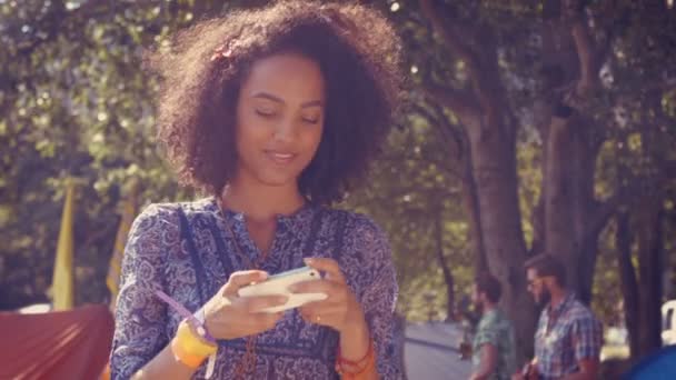 Mooie hipster nemen een selfie — Stockvideo