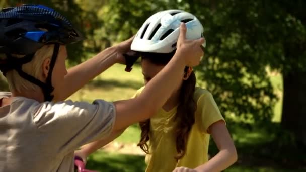 Madre e hija montando bicicletas en el parque — Vídeo de stock
