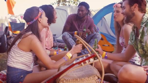 Hipsters att ha roligt i deras campingplats — Stockvideo