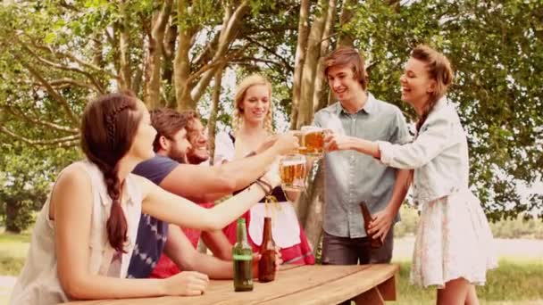 Vänner firar oktoberfest — Stockvideo