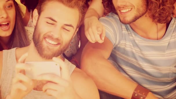 Hipster machen ein Selfie im Wohnmobil — Stockvideo