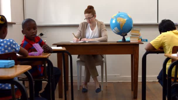 Teacher sitting at top of classroom — Stock Video