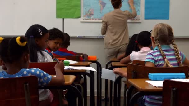 Školní děti kolem poznámek během třída — Stock video