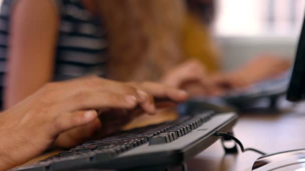 Studenten met behulp van computers in het computerlokaal — Stockvideo