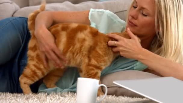 Счастливая блондинка со своей кошкой — стоковое видео