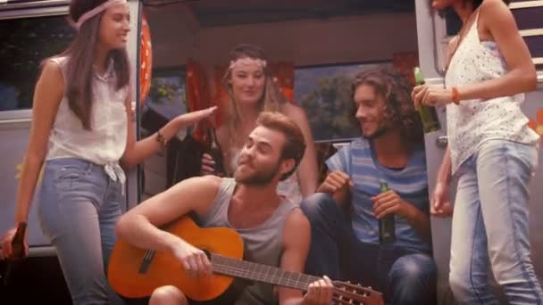 Φίλοι hipster στο τροχόσπιτο van στο Φεστιβάλ — Αρχείο Βίντεο