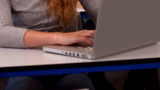 Student haar laptop gebruiken in de klas — Stockvideo