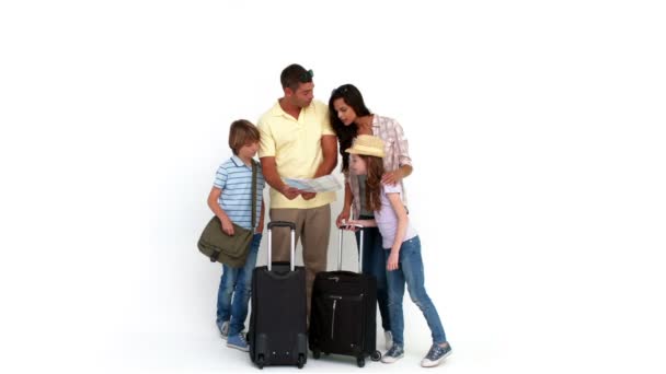 Familia feliz con equipaje apuntando — Vídeos de Stock