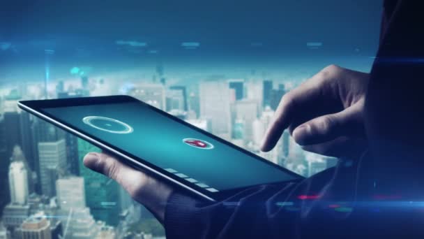 Geschäftsmann nutzt Tablet, um holographische Apps anzusehen — Stockvideo