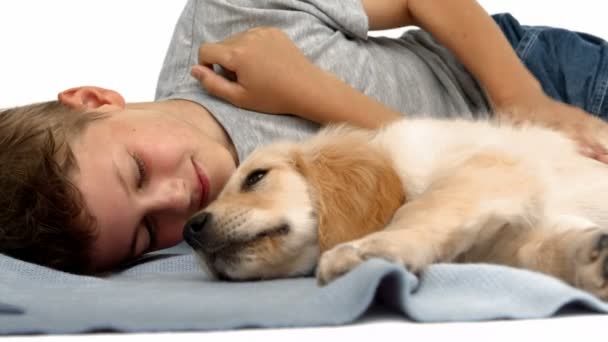 Niño feliz con su cachorro — Vídeos de Stock