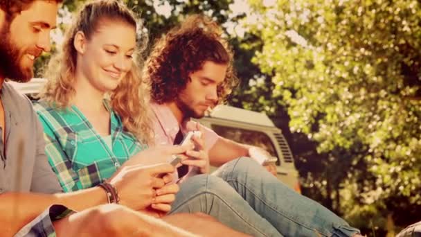 Boxers met behulp van hun smartphones in park — Stockvideo