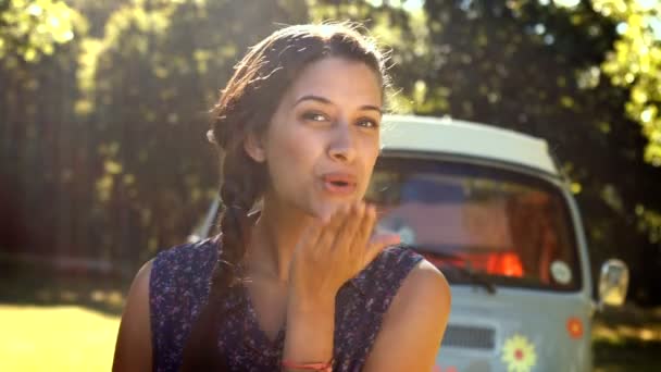 Hipster menina sorrindo para a câmera — Vídeo de Stock