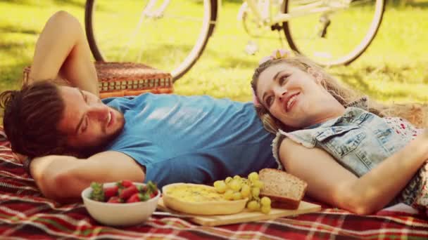 Linda pareja teniendo un picnic — Vídeos de Stock