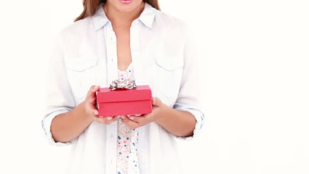 Femme heureuse ouvrant un cadeau — Video