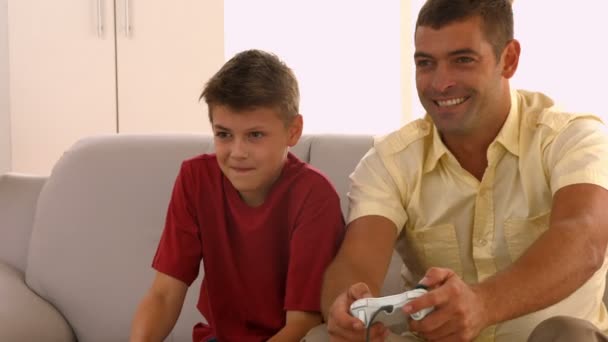 Vater und Sohn spielen Videospiele — Stockvideo