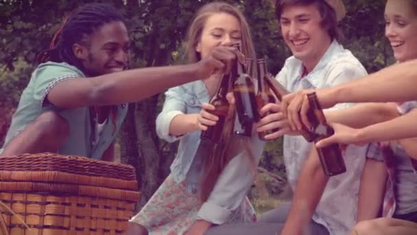 Amigos en el parque haciendo un picnic — Vídeo de stock