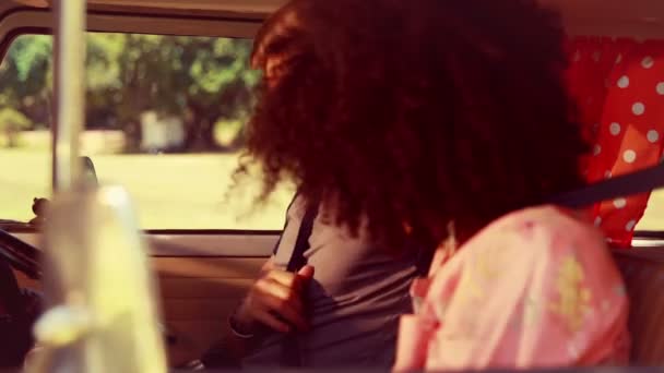 Couple hipster conduisant en camping-car — Video