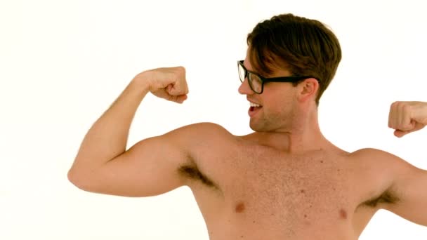 Geeky hipster mostrando seus músculos — Vídeo de Stock