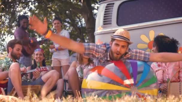 Hipsters se divertindo em seu acampamento — Vídeo de Stock