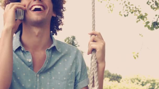 Junger Mann an einem Sommertag in Schwung — Stockvideo