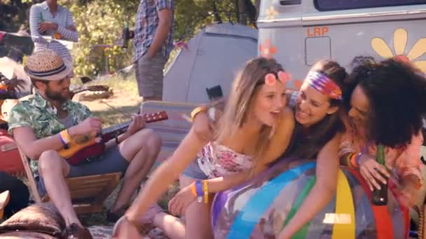 Hipster amüsieren sich auf ihrem Zeltplatz — Stockvideo