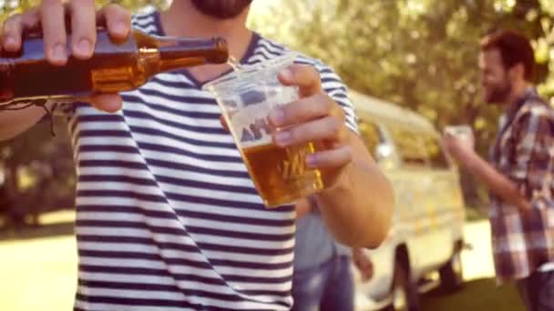Amigos tomando una cerveza juntos — Vídeo de stock