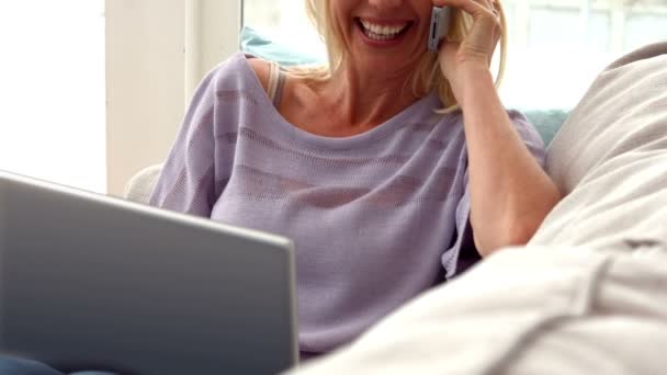 Mulher falando ao telefone em casa — Vídeo de Stock