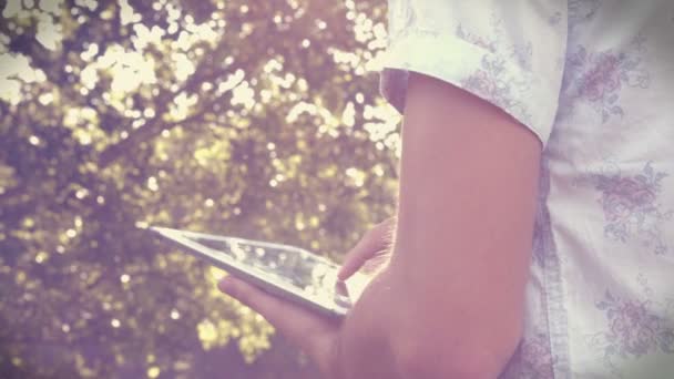 Όμορφος hipster χρήση του tablet pc — Αρχείο Βίντεο