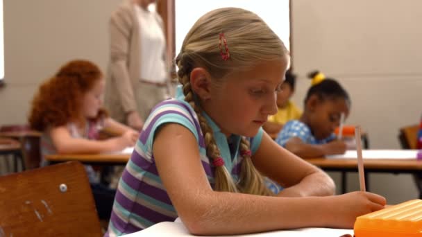 Écolière souriant à la caméra en classe — Video