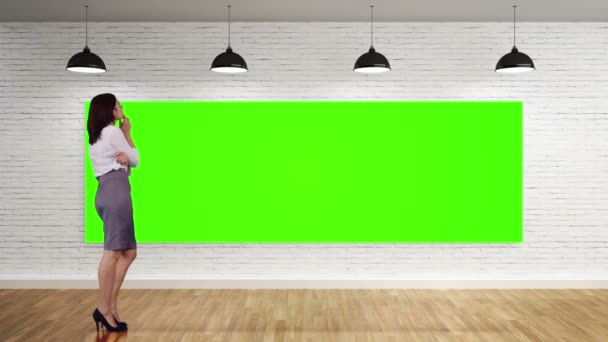 Businesswoman standing and viewing green screen — Stock Video