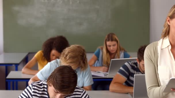 Studenti s poznámky a učitel pomocí počítače tablet pc — Stock video