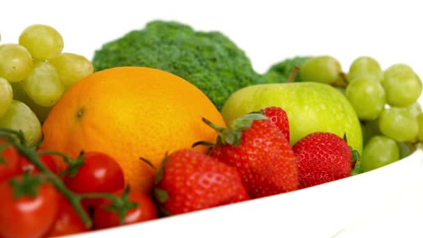 Cuenco de frutas y verduras sobre fondo blanco — Vídeo de stock