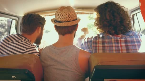 Hipster amigos en viaje por carretera — Vídeo de stock